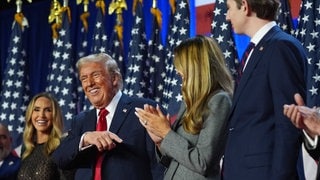 Der republikanische Präsidentschaftskandidat, der ehemalige Präsident Donald Trump, zeigt auf die ehemalige First Lady Melania Trump und auf Lara Trump und Barron Trump, die bei einer Wahlparty im Palm Beach Convention Center am Mittwoch, dem 6. November 2024, in West Palm Beach, Florida, zusehen.