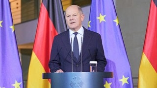 Bundeskanzler Olaf Scholz (SPD), spricht nach einem Krisentreffen des Koalitionsausschusses der Ampelkoalition. Es geht bei dem Treffen um den Fortbestand der Koalition, die sich in der Haushalts- und Wirtschaftspolitik tief zerstritten hat.