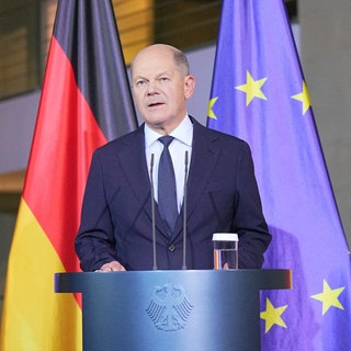 Bundeskanzler Olaf Scholz (SPD), spricht nach einem Krisentreffen des Koalitionsausschusses der Ampelkoalition. Es geht bei dem Treffen um den Fortbestand der Koalition, die sich in der Haushalts- und Wirtschaftspolitik tief zerstritten hat.