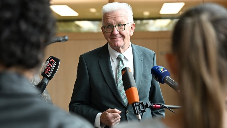 Winfried Kretschmann (Grünen), Ministerpräsident von Baden-Württemberg, gibt ein Statement im Landtag. Die Ampel-Koalition ist auseinandergebrochen. Das Beben in Berlin ist auch in Baden-Württemberg zu spüren.