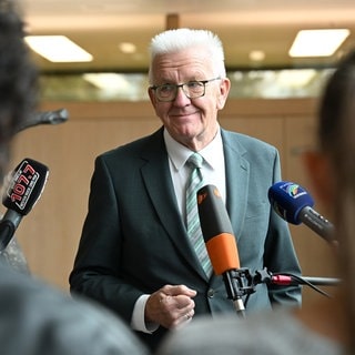 Winfried Kretschmann (Grüne), Ministerpräsident von Baden-Württemberg, gibt ein Statement im Landtag. Die Ampel-Koalition ist auseinandergebrochen. Das Beben in Berlin ist auch in Baden-Württemberg zu spüren.