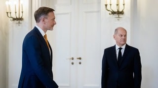 Christian Lindner (lFDP), ehemaliger Bundesminister der Finanzen, läuft im Schloss Bellevue an Bundeskanzler Olaf Scholz (SPD) vorbei.