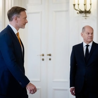 Christian Lindner (lFDP), ehemaliger Bundesminister der Finanzen, läuft im Schloss Bellevue an Bundeskanzler Olaf Scholz (SPD) vorbei.