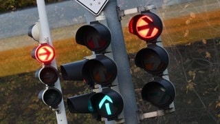 Verkehrsampeln leuchten in rot und grün.