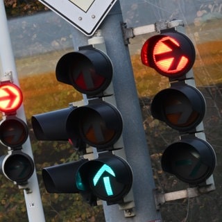 Verkehrsampeln leuchten in rot und grün.