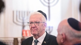 Winfried Kretschmann (Grüne), Ministerpräsident von Baden-Württemberg, steht am 3. Oktober 2024 in einer Synagoge bei einem Solidaritätsbesuch zum Jahrestag des Hamas-Angriffs auf Israel in Jahr zuvor. Die Landesregierung will künftig mehr Geld für die Sicherheit von Jüdinnen und Juden im Land investieren.