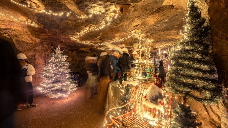 Vier Tage lang schmücken im Dezember zahlreiche Lichter und Verkaufsstände das Besucherbergwerk "Tiefer Stollen" in Aalen-Wasseralfingen (Ostalbkreis).