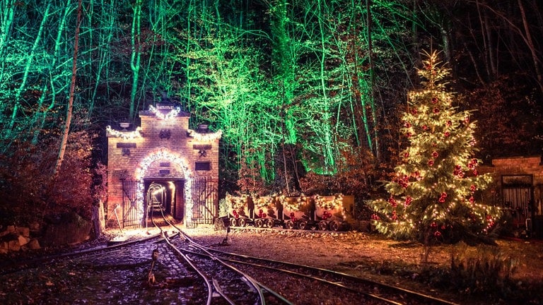 Der Weihnachtsmarkt in Aalen-Wasseralfingen im Ostalbkreis findet unter Tage statt. Dafür fahren regelmäßig Züge in das Bergwerk ein und aus.