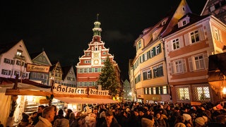 Zahlreiche Besucher laufen über den Mittelalterlichen Weihnachtsmarkt in Esslingen.