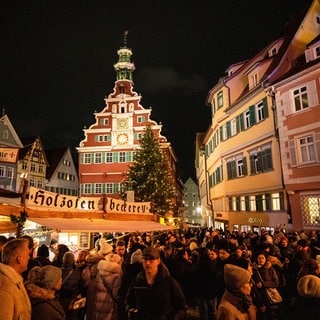 Zahlreiche Besucher laufen über den Mittelalterlichen Weihnachtsmarkt in Esslingen.