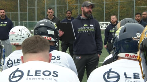 Jordan Neuman ist Trainer des Stuttgarter Football-Teams "Surge". Hier ist er bei einer Ansprache vor Football-Spielern zu sehen.