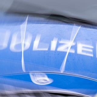 Der Schriftzug „Polizei“ auf der Kühlerhaube eines Auto