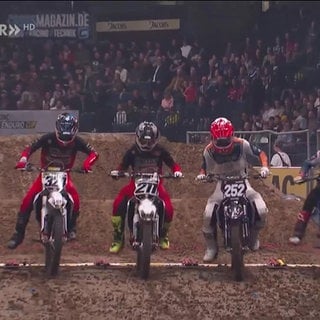 Supercrossfahrer kurz nach dem Start in einer Halle