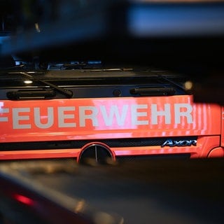 Der Schriftzug Feuerwehr ist auf einem Einsatzfahrzeug der Feuerwehr angebracht. 