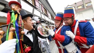 Zwei Kanoniere von der Narrenzunft Bad Waldsee schauen sich zum Karnevalsbeginn am 11.11. den Narrenwecker an (Archiv).