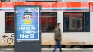 Die Werbung für das Deutschlandticket ist am Hauptbahnhof vor einer Bahn des ÖPNV zu sehen.