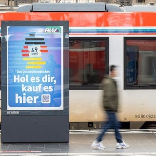 Die Werbung für das Deutschlandticket ist am Hauptbahnhof vor einer Bahn des ÖPNV zu sehen.