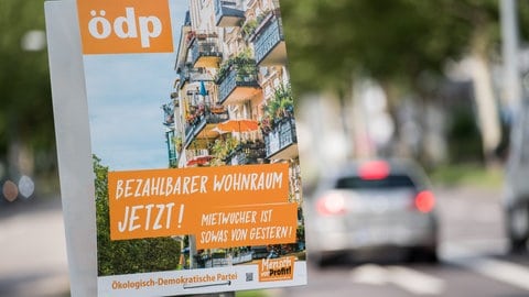 Auf dem Bild ist ein Wahlplakat der ÖDP aus dem Jahr 2017 in Heilbronn, auf dem die Partei sich gegen Mietwucher ausspricht.