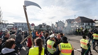 Menschen demonstrieren beim Politischen Aschermittwoch der baden-württembergischen Grünen in Biberach