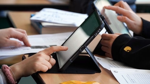 Schüler nutzen ein Tablet im Unterricht an Schulen. Nach Ansicht des Medienwissenschaftlers Bernhard Pörksen sollte es ein Schulfach "Digitale Medienkompetenz" geben. BW-Ministerpräsident Winfried Kretschmann könnte sich vorstellen, dafür die zweite Fremdsprache an Schulen zu streichen.