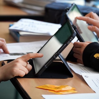 Schüler nutzen ein Tablet im Unterricht an Schulen. Nach Ansicht des Medienwissenschaftlers Bernhard Pörksen sollte es ein Schulfach "Digitale Medienkompetenz" geben. BW-Ministerpräsident Winfried Kretschmann könnte sich vorstellen, dafür die zweite Fremdsprache an Schulen zu streichen.