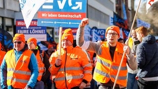 Warnstreikende der Eisenbahn- und Verkehrsgewerkschaft EVG gehen zum Bahnhofsplatz. 