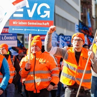 Warnstreikende der Eisenbahn- und Verkehrsgewerkschaft EVG gehen zum Bahnhofsplatz. 