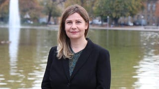 Die Vertrauensanwältin Michaela Spandau steht am Eckensee.