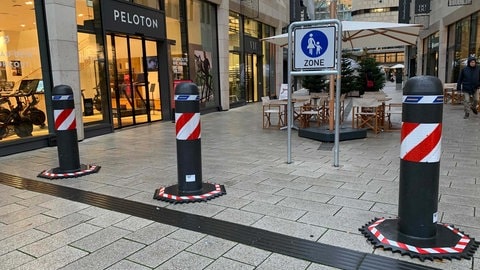  Mobile Poller schützen vor unbefugten Zufahrten und sorgen für zusätzliche Sicherheit auf dem Stuttgarter Weihnachtsmarkt. Harald Knitter, LHS. 