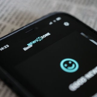 Die App "Newszone" des Südwestrundfunks (SWR) ist auf einem Smartphone zu sehen. Der juristische Streit um die SWR-App des jungen Angebots von DASDING zieht sich schon beinahe seit ihrem Launch im Frühjahr 2022. 