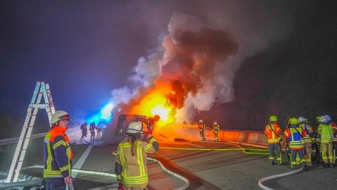 Einsatzkräfte löschen einen brennenden LkW auf der A6 bei Bad Rappenau