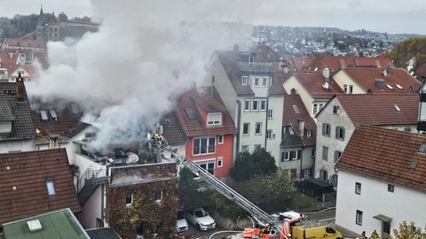 Einsatzkräfte der Feuerwehr löschen einen Brand in der Innenstadt von Esslingen.