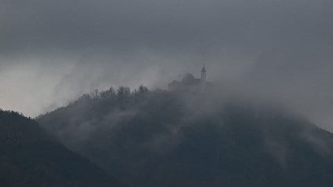 Herbstlichen Nebelschwaden und dunklen Wolken umhüllen die Burg Teck (Kreis Esslingen). Am Sonntag könnte in höheren Lagen Schnee fallen.