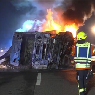 Feuerwehr löscht einen brennenden LKW auf der Autobahn