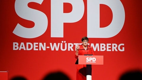 Saskia Esken, Bundesvorsitzende der SPD, spricht in der Oberrheinhalle auf dem Landesparteitag der SPD Baden-Württemberg.