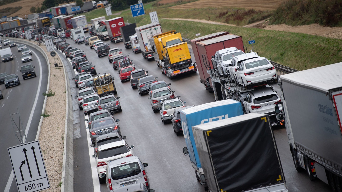 Autos stehen auf der A8 im Stau. Der ADAC rechnet zum Beginn der Sommerferien mit Staus auf den Autobahnen in Baden-Württemberg.