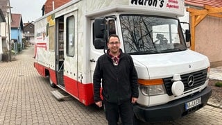 Aaron Daubner beliefert mit seinem "rollenden Supermarkt" strukturschwache Orte.