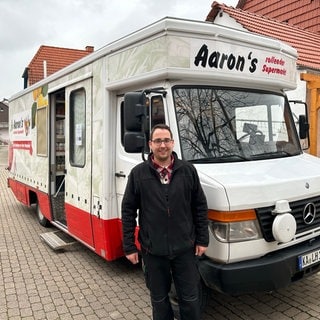 Aaron Daubner beliefert mit seinem "rollenden Supermarkt" strukturschwache Orte.