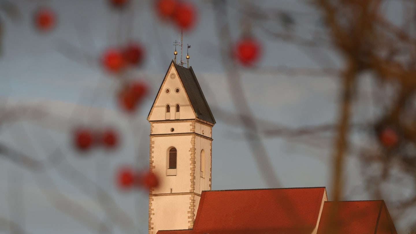 Die Wallfahrtskirche Sankt Johannes Baptist auf dem Berg Bussen (Kreis Biberach) wird von der aufgehenden Sonne angestrahlt.