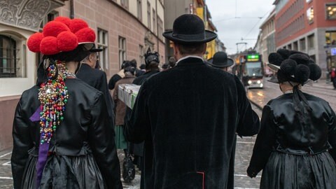 eine Trachtengruppe auf dem Weg zum Neujahrsempfang in Freiburg