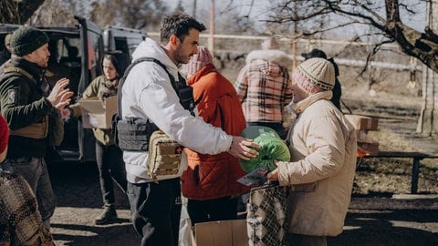 Serkan Eren von der Stuttgarter Hilfsorganisation STELP verteilt Sachspenden in der Ukraine.