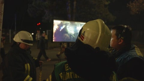 Mit Live-Bildern einer Drohne haben die Einsatzleiter die Lage im Blick.