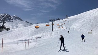 Skifahrer auf einer Piste an der Zugspitze