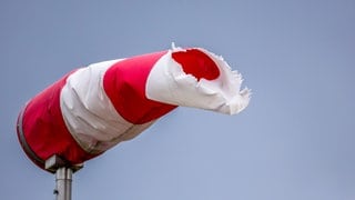 Ein vom Sturm zerfetzter Windsack steht waagrecht im Wind. In Teilen von Baden-Württemberg droht ungemütliches Wetter - Sturmböen von über 100 kmh sind möglich. Es gibt eine Unwetterwarnung des Deutschen Wetterdienstes.