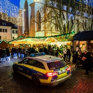 Ein Polizeiauto fährt über den Freiburger Weihnachtsmarkt.