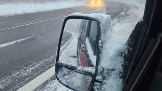 Erster Schnee des Jahres auf B28 bei Freudenstadt.