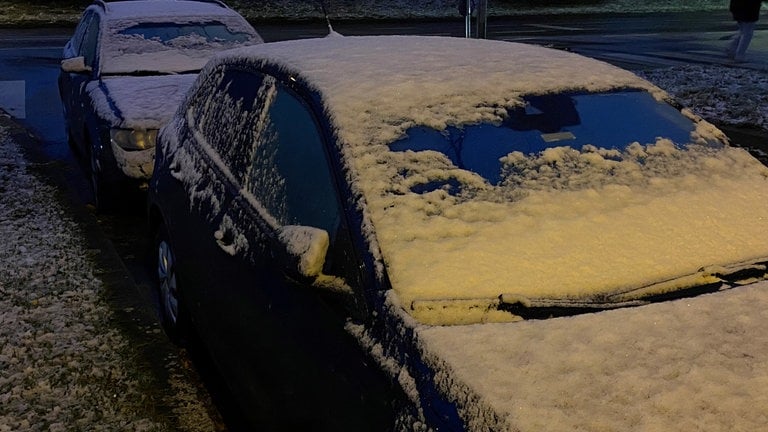 Schnee auf Autos in Stuttgart-Vaihingen.