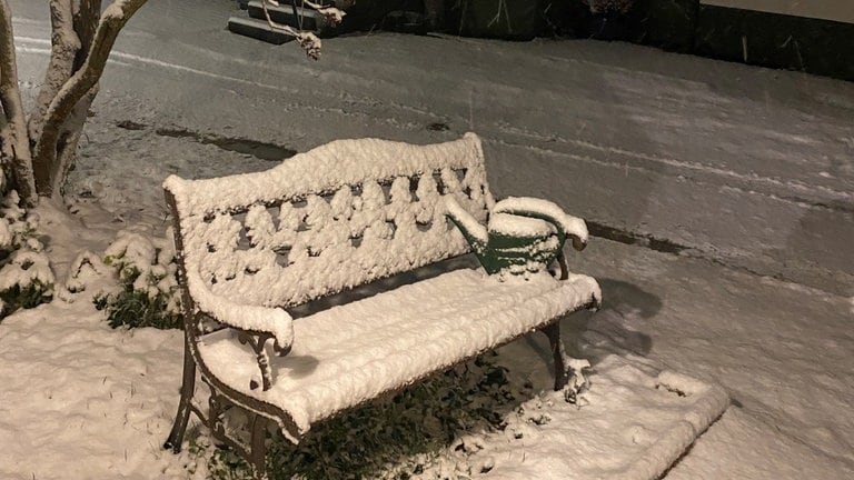 Schneedecke in Römerstein im Kreis Reutlingen.