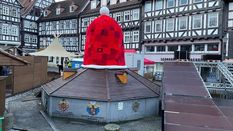 Die Nikolausmütze erlebt gerade in Schorndorf eine Wiederbelebung. Nachdem sie jahrelang im Advent das Rathaus zierte, musste sie aufgrund zu hoher Kosten abgeschafft werden. Doch beim Aufbau des Schorndorfer Weihnachtsmarkts am Mittwoch (20.11.) ist die Weihnachtsmütze zurück: Aus 500 Einzelstücken zusammengenäht, wird die Mütze diesen Advent den Stadtbrunnen schmücken.