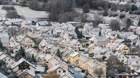 Die schneebedeckten Dächer in einem Wohngebiet in Rottweil. 